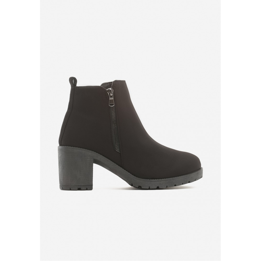 Kontsaga saapad, must