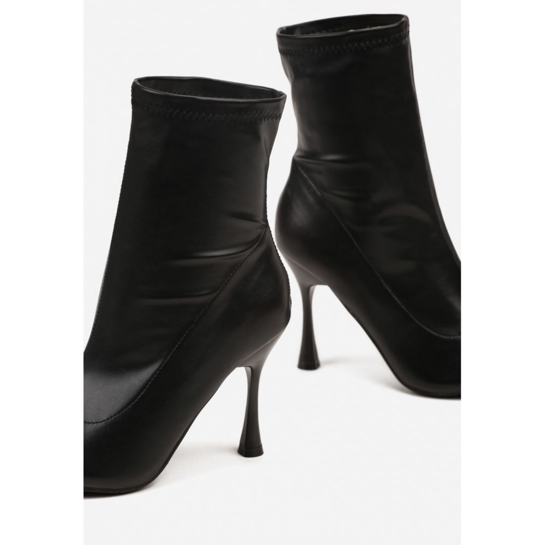 Heeled boots, black