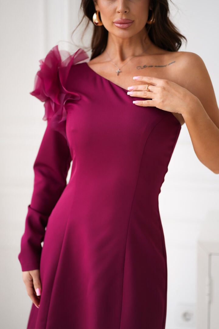 Vakarkleita ar vienu piedurkni, tumši sarkans