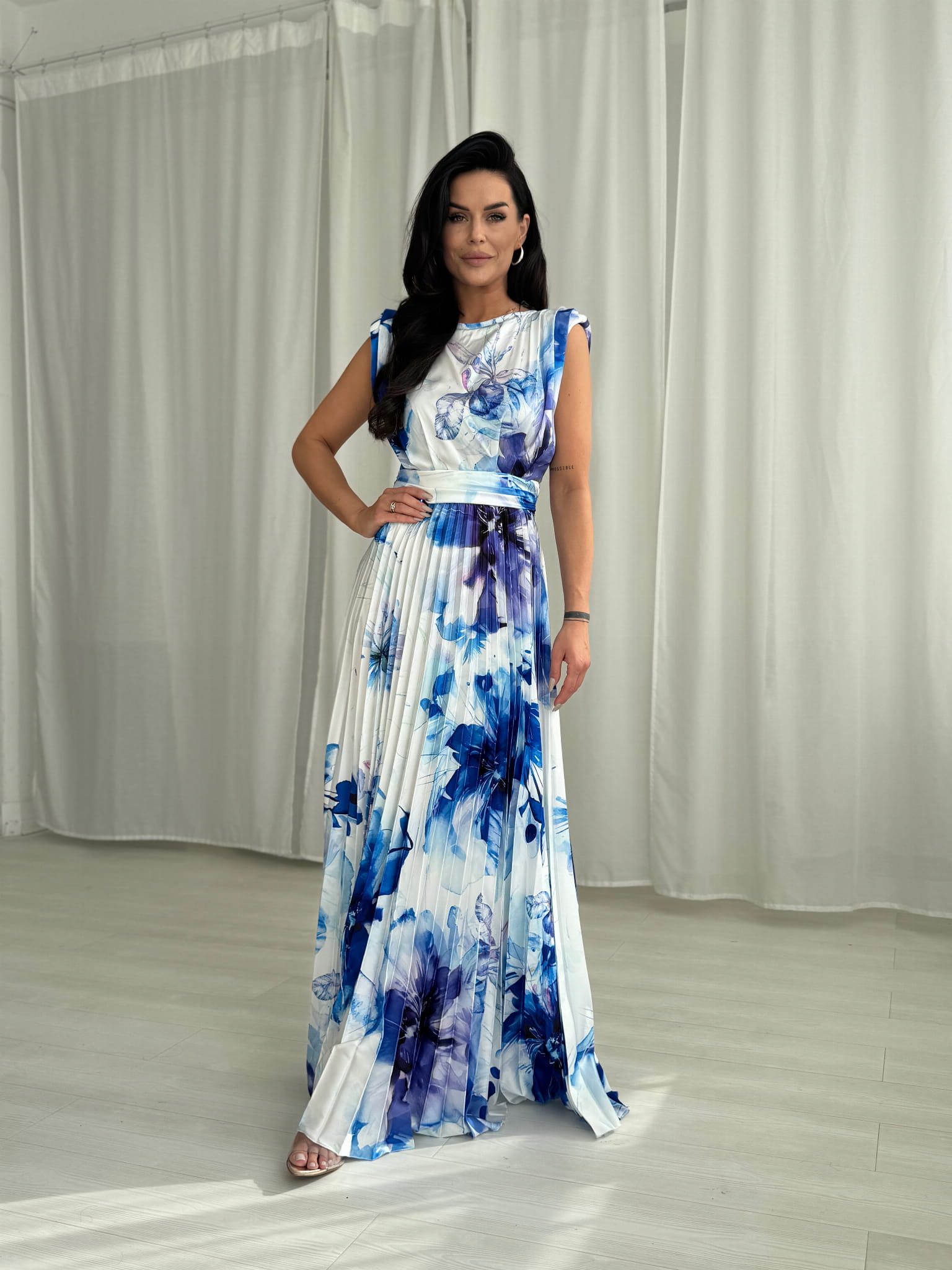 Plisseeritud maksikleit, sinine-valge