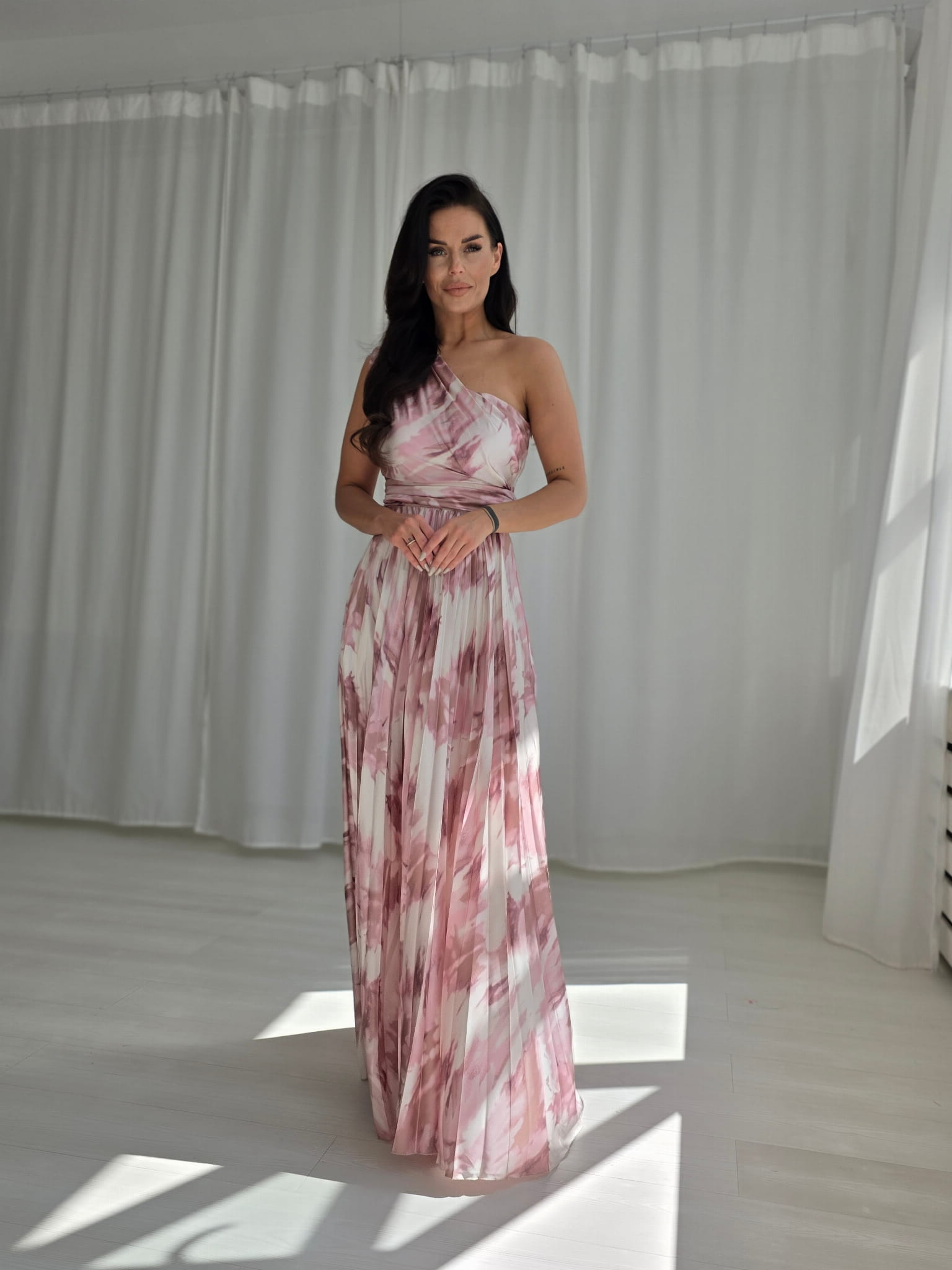 Ühe õlaga plisseeritud maksikleit, heleroosa