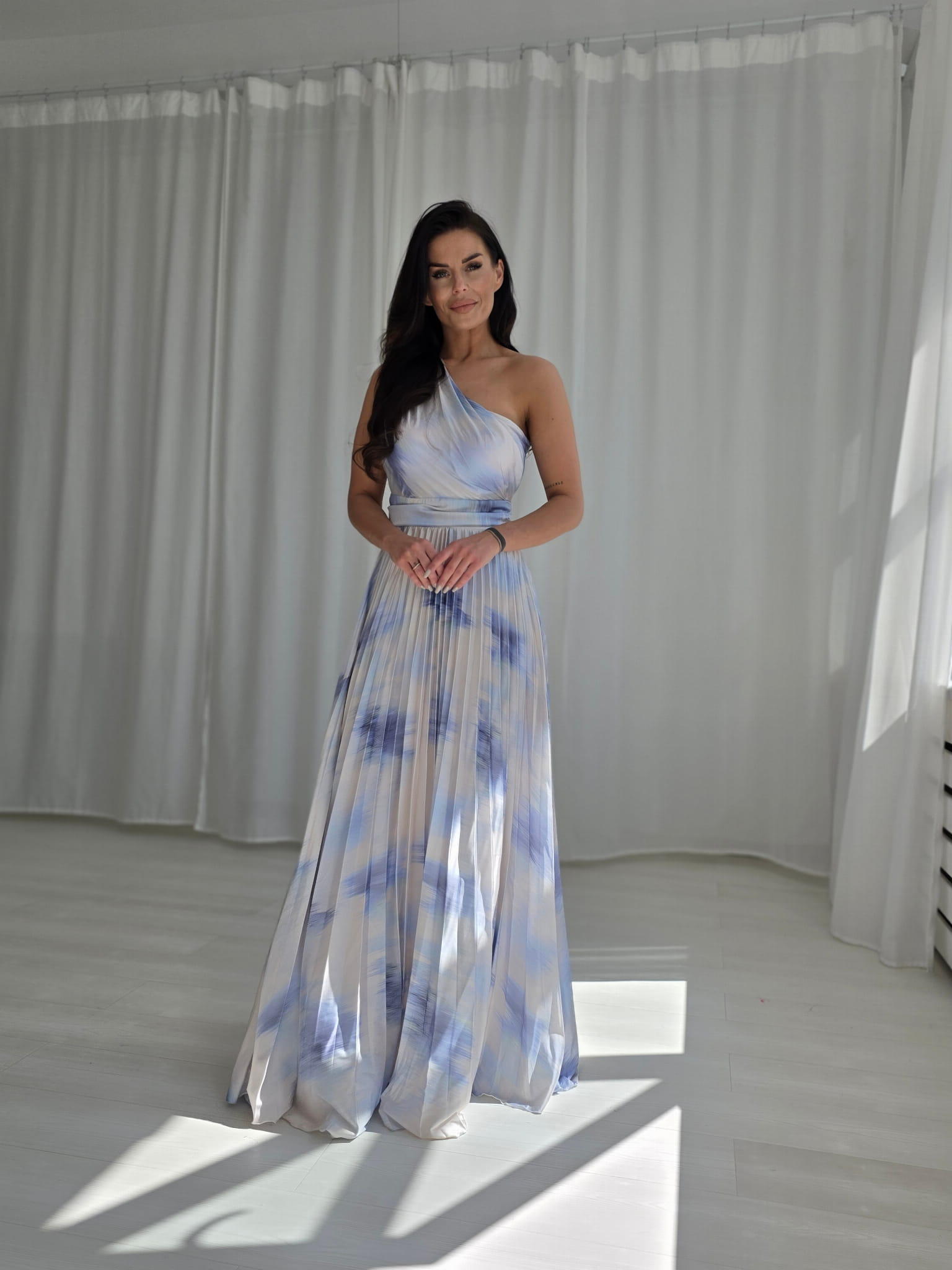 Ühe õlaga plisseeritud maksikleit, helesinine - Image 2