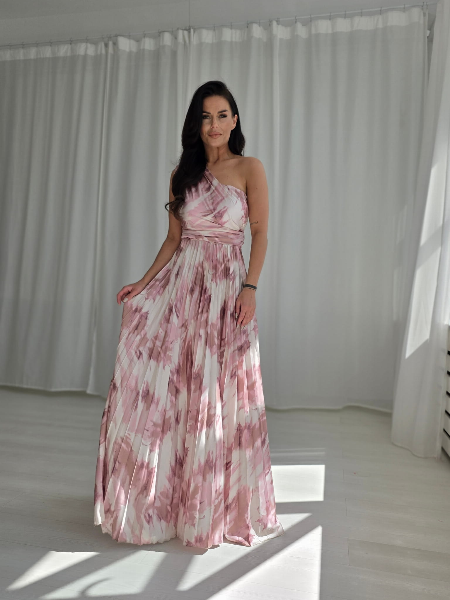 Ühe õlaga plisseeritud maksikleit, heleroosa - Image 3