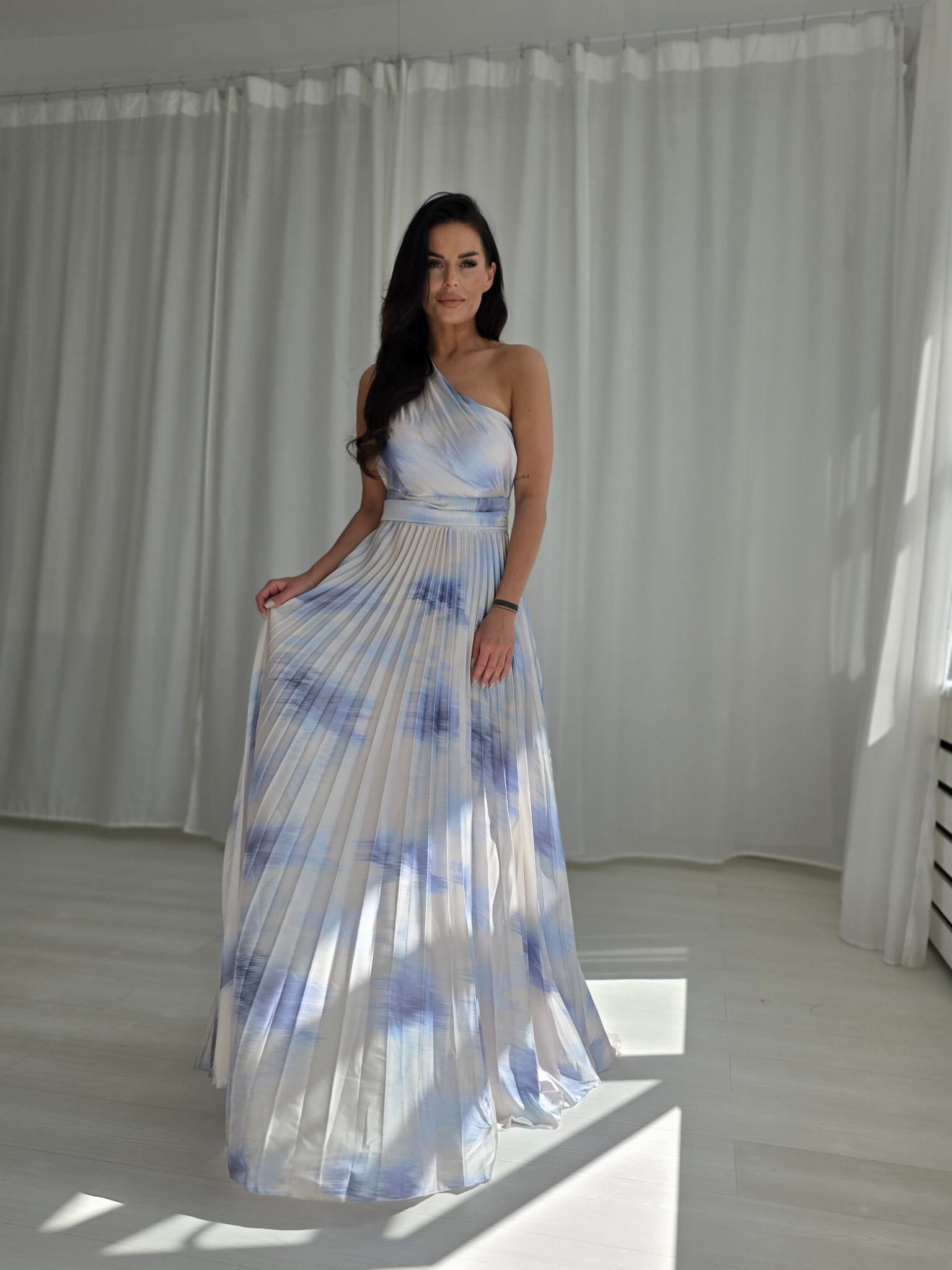 Ühe õlaga plisseeritud maksikleit, helesinine - Image 3